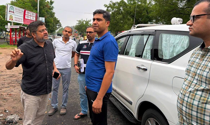 AMC-Amdavad Municipal Commissioner visits waterlogging areas  